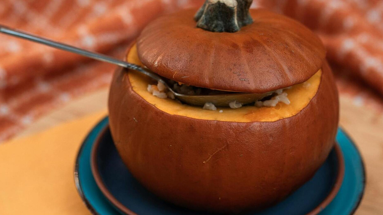 How to bake a delicious pumpkin with salty filling: an original ide...