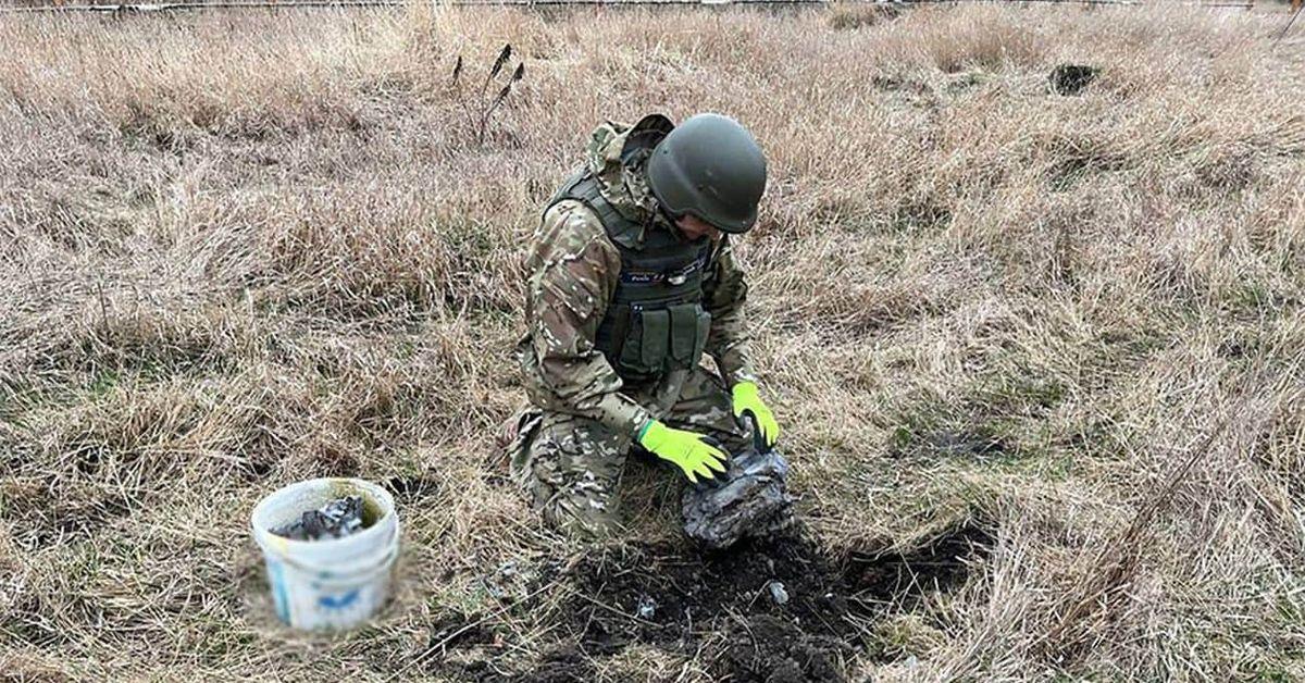 Demolition experts seize warhead of missile which fell on Kyiv the ...