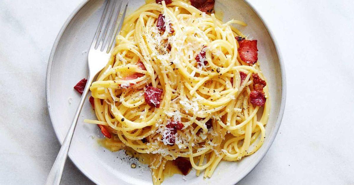 How to cook delicious carbonara pasta at home: a variant of a heart...