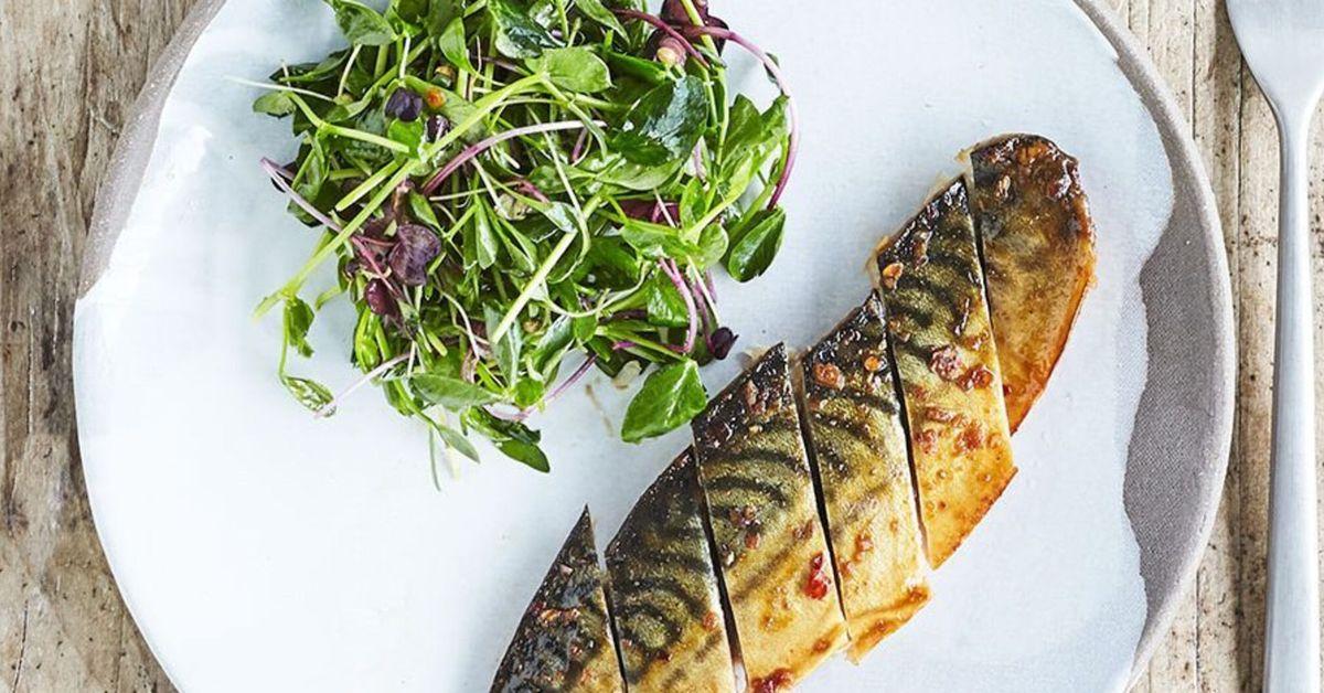 How to bake mackerel deliciously: an original recipe.