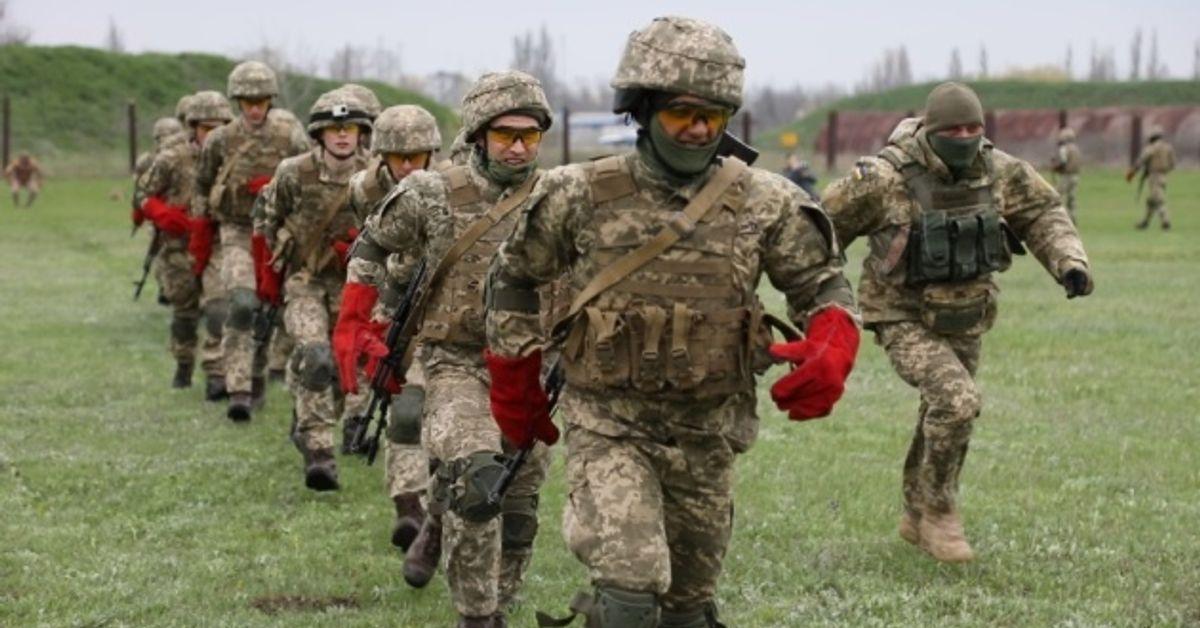 Ukrainian marines destroy enemy APC, 19 invaders in Kherson, Donets...