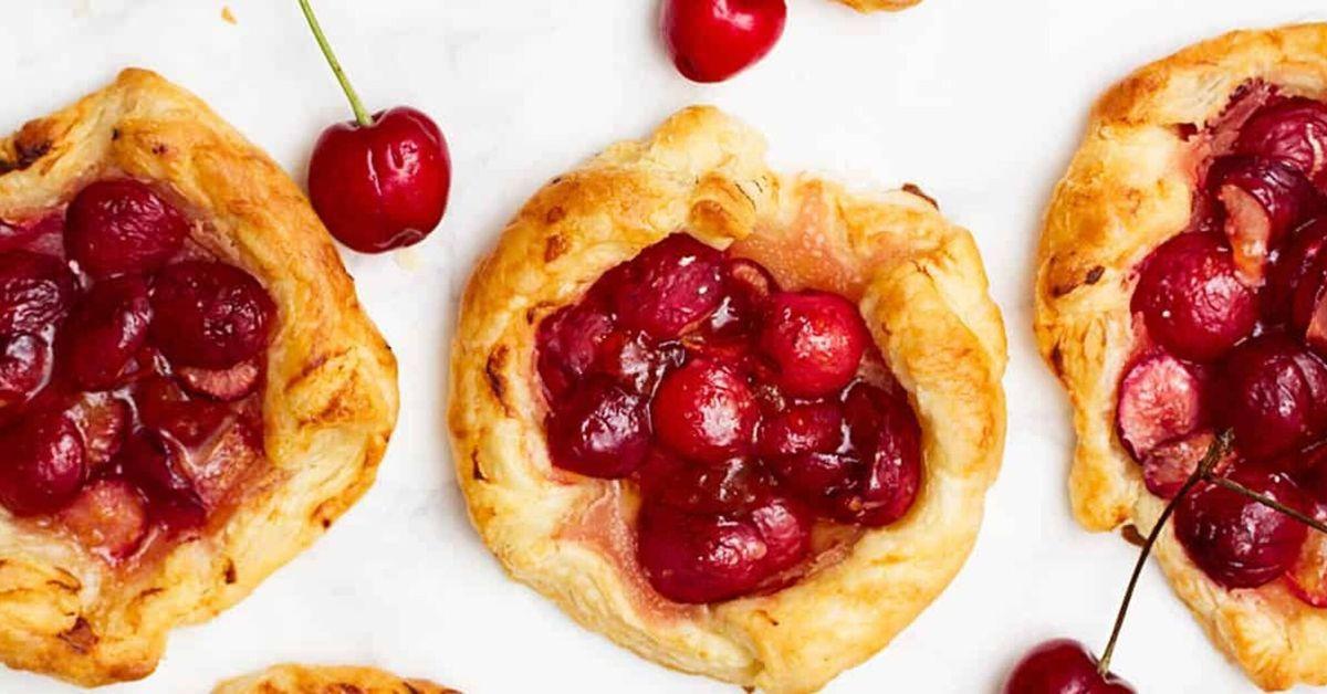 Curd baskets in a hurry: cherries are perfect for the filling.
