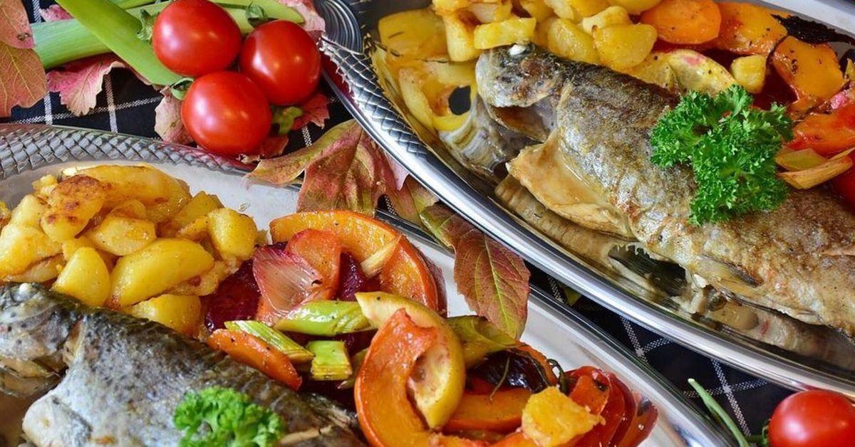 How to cook French-style fish in the oven: add vegetables and cheese.