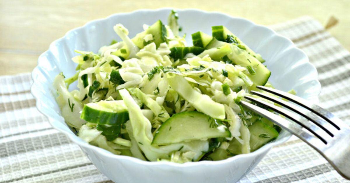 Without mayonnaise: easy fresh cabbage salad with apple for dinner.